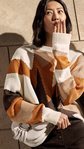 Campaña primavera-verano 2019 Tod´s con Liu Wen lanzando un beso con un jersey de punto y pantalón cuero