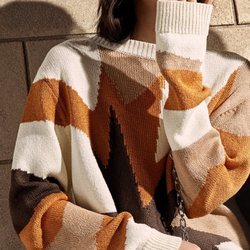 Campaña primavera-verano 2019 Tod´s con Liu Wen lanzando un beso con un jersey de punto y pantalón cuero