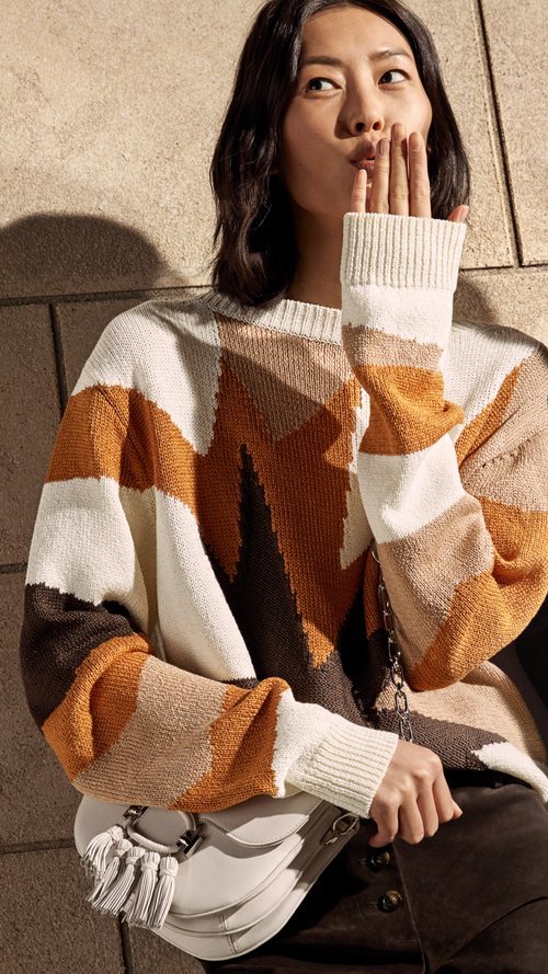 Campaña primavera-verano 2019 Tod´s con Liu Wen lanzando un beso con un jersey de punto y pantalón cuero