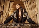 Bella Hadid con chaqueta negra de kith x Versace