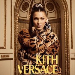 Bella Hadid con abrigo de pelo marrón de Kith x Versace