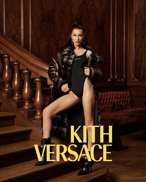 Bella Hadid con body negro de Kith x Versace
