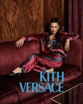 Bella Hadid vestida de granate de Kith x Versace