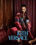 Bella Hadid de granate de Kith x Versace