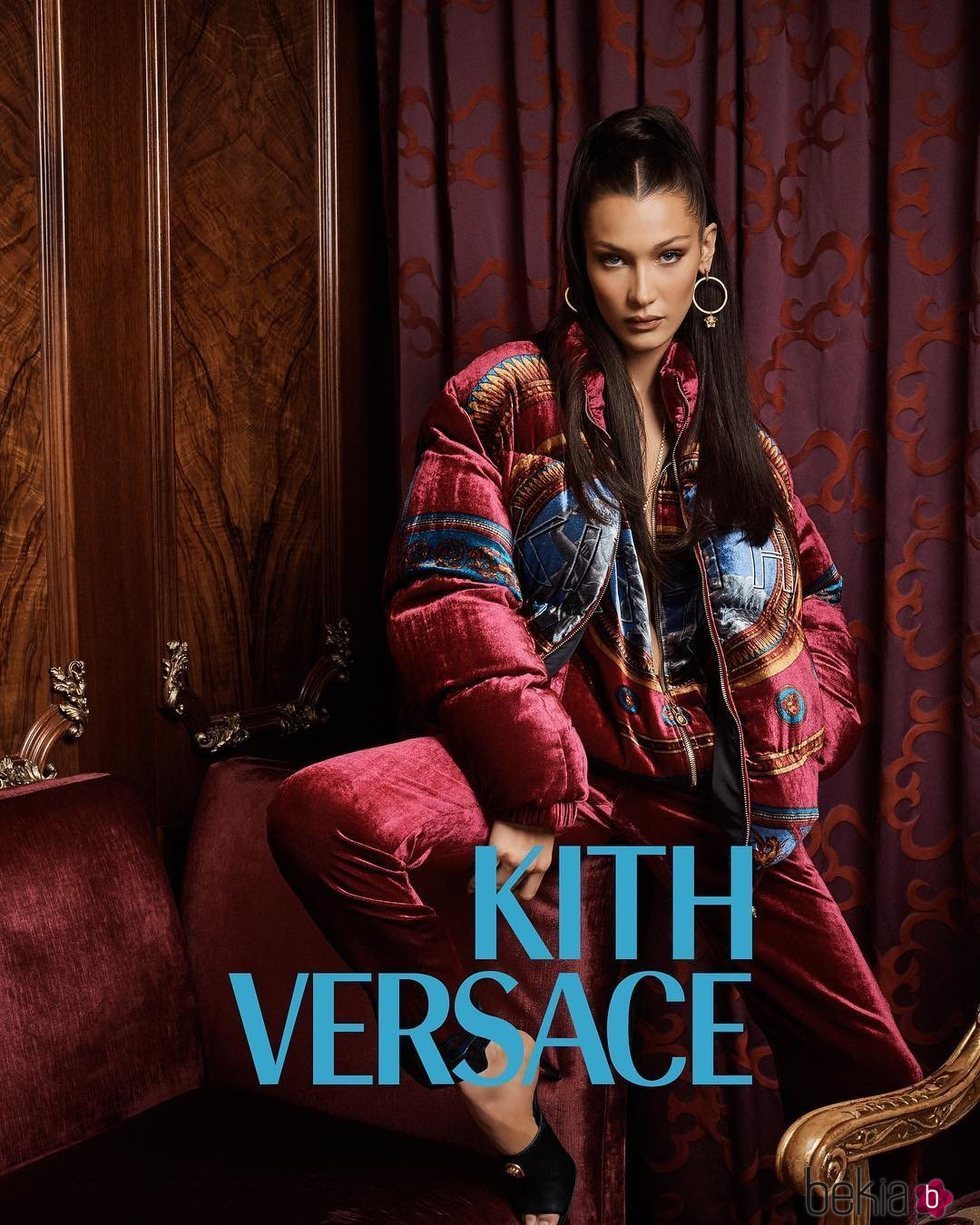 Bella Hadid de granate de Kith x Versace