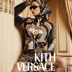 Bella Hadid con pañuelo de Kith x Versace