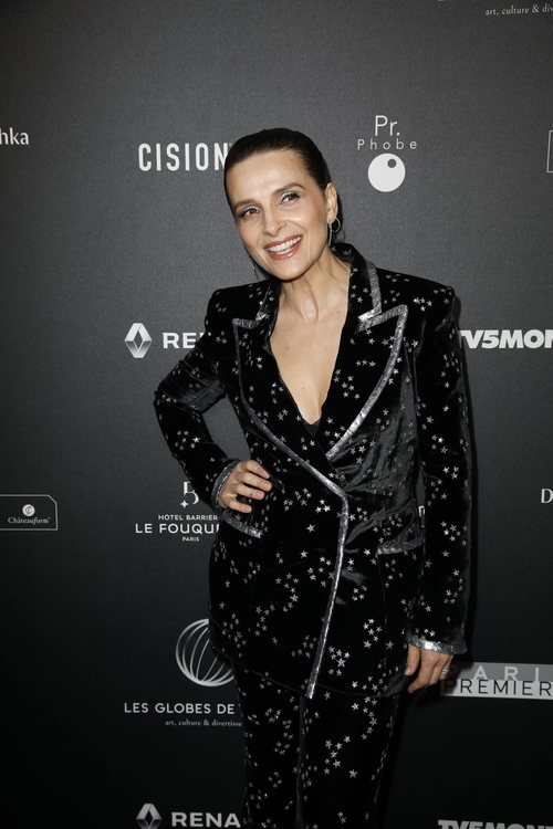 Juliette Binoche con traje de terciopelo con estampado de esterellas en los premios Globos de Cristal