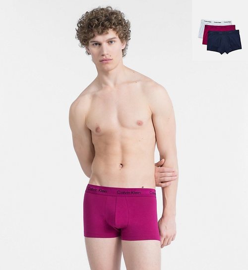Modelo luciendo un calzoncillo rojo de Calvin Klein para San Valentín 2019