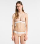 Modelo lueciendo un conjunto color nude de Calvin Klein para San Valentín 2019