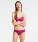 Modelo luciendo un conjunto rojo de Calvin Klein para San Valentín 2019