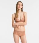 Modelo luciendo un conjunto color carne de Calvin Klein para San Valentín 2019
