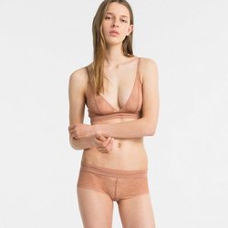 Modelo luciendo un conjunto color carne de Calvin Klein para San Valentín 2019