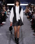 Modelo luciendo un vestido negro en el desfile de Longchamp en la semana de la moda de Nueva York 2019
