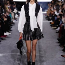 Modelo luciendo un vestido negro en el desfile de Longchamp en la semana de la moda de Nueva York 2019
