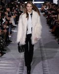 Modelo luciendo un abrigo de pelo blanco en el desfile de Longchamp en la semana de la moda de Nueva York 2019