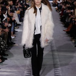 Modelo luciendo un abrigo de pelo blanco en el desfile de Longchamp en la semana de la moda de Nueva York 2019