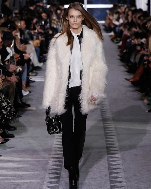 Modelo luciendo un abrigo de pelo blanco en el desfile de Longchamp en la semana de la moda de Nueva York 2019