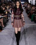 Modelo con un conjunto estampado en el desfile de Longchamp en la semana de la moda de Nueva York 2019