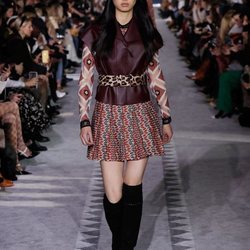 Modelo con un conjunto estampado en el desfile de Longchamp en la semana de la moda de Nueva York 2019