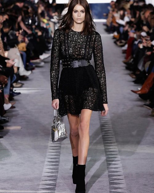 Kaia Gerber de negro en el desfile de Longchamp en la semana de la moda de Nueva York 2019