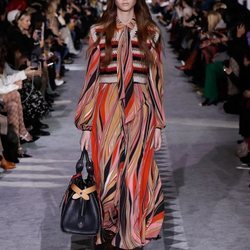 Modelo con un vestido en el desfile de Longchamp en la semana de la moda de Nueva York 2019