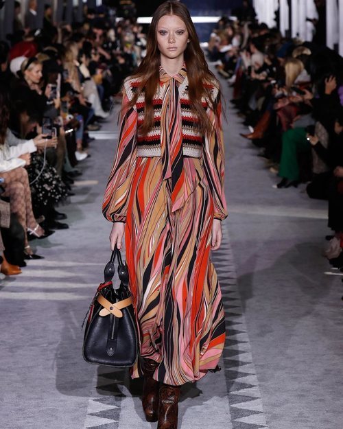 Modelo con un vestido en el desfile de Longchamp en la semana de la moda de Nueva York 2019