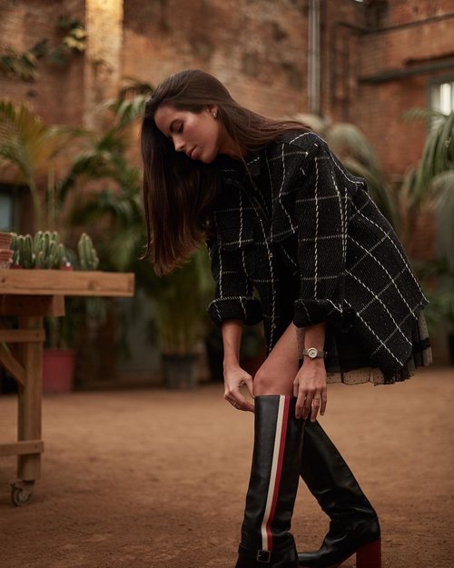 Nina Urgell con una chaqueta de cuadros y botas de Dior