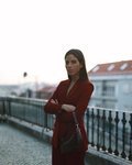 Nina Urgell con un traje en color rojo vino de Massimo Dutti