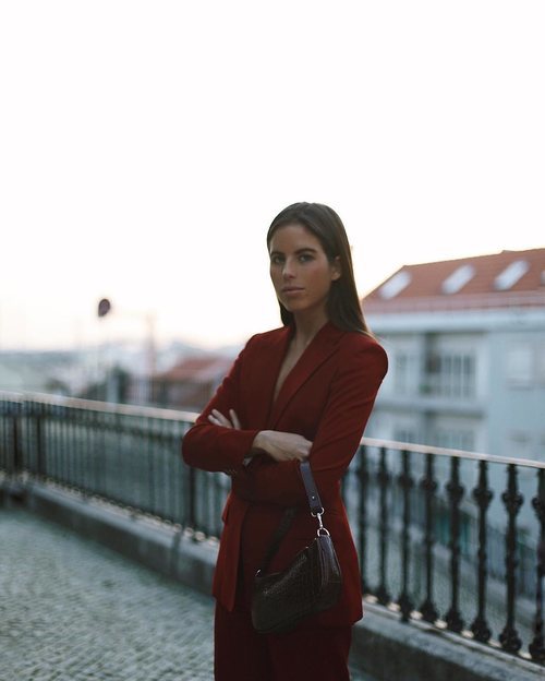 Nina Urgell con un traje en color rojo vino de Massimo Dutti