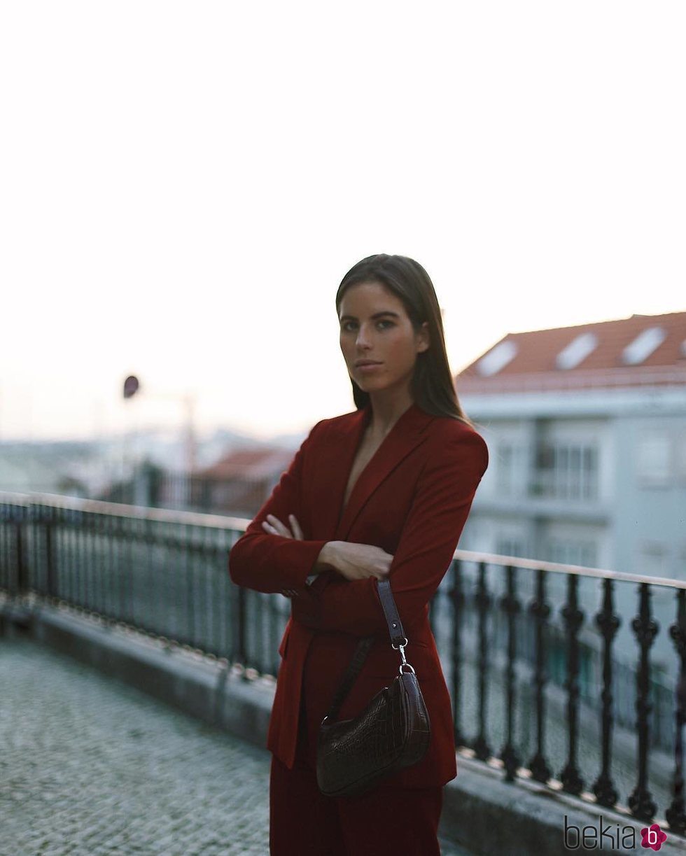 Nina Urgell con un traje en color rojo vino de Massimo Dutti