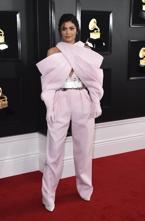 Kylie Jenner con un extravagante conjunto en los Grammy 2019