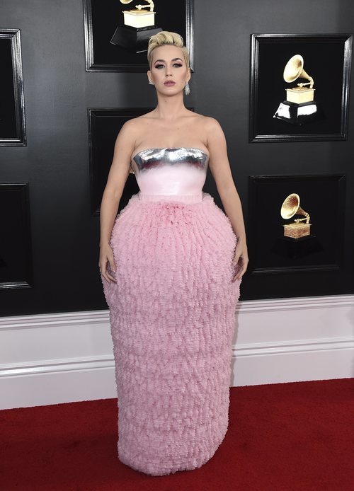 Katy Perry con un pomposo vestido en los Grammy 2019