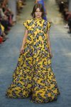 Modelo luciendo un traje mostaza de Carolina Herrera en la Fashion Week de Nueva York 2019