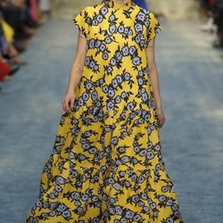 Modelo luciendo un traje mostaza de Carolina Herrera en la Fashion Week de Nueva York 2019