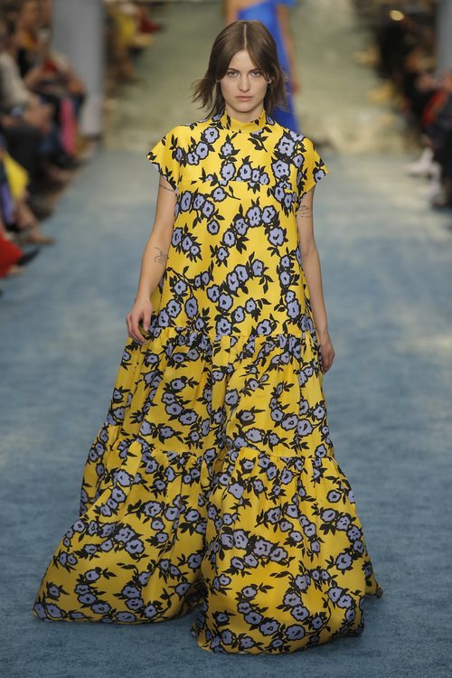 Modelo luciendo un traje mostaza de Carolina Herrera en la Fashion Week de Nueva York 2019
