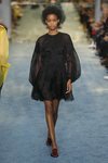 Modelo con un vestido negro de Carolina Herrera en la Fashion Week de Nueva York 2019