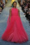 Modelo con un vestido de tul de Carolina Herrera en la Fashion Week de Nueva York 2019