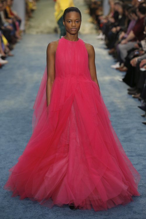 Modelo con un vestido de tul de Carolina Herrera en la Fashion Week de Nueva York 2019