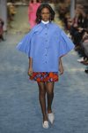 Modelo con una capa azul de Carolina Herrera en la Fashion Week de Nueva York 2019