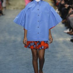 Modelo con una capa azul de Carolina Herrera en la Fashion Week de Nueva York 2019