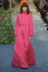 Modelo luciendo un vestido vaporoso de Carolina Herrera en la Fashion Week de Nueva York 2019