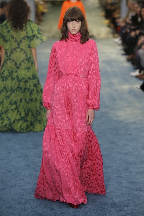 Modelo luciendo un vestido vaporoso de Carolina Herrera en la Fashion Week de Nueva York 2019