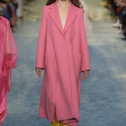 Modelo con un abrigo rosa de Carolina Herrera en la Fashion Week de Nueva York 2019