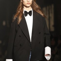 Modelo luciendo americana negra  de Zadig&Voltaire en la Fashion Week de Nueva York 2019