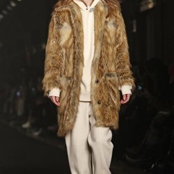 Modelo luciendo abrigo de pelo tostado de Zadig&Voltaire en la Fashion Week de Nueva York 2019