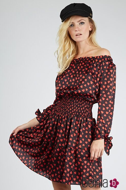 Modelo luciendo un vestido de la colección cápsula para San Valentín de Poète 2019