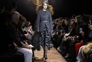 Gigi Hadid con una falda midi de vuelo de Michael Kors en la New York Fashion Week 2019