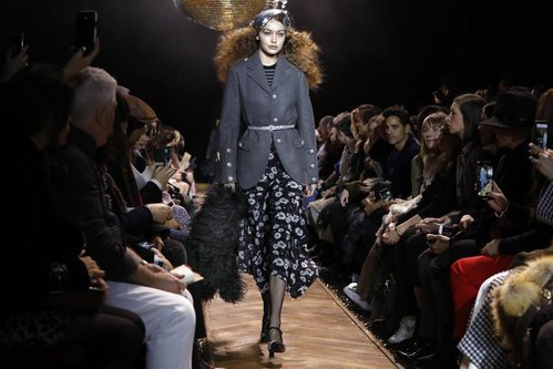 Gigi Hadid con una falda midi de vuelo de Michael Kors en la New York Fashion Week 2019