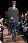 Falda midi de vuelo y botas altas negras de Michael Kors en la New York Fashion Week 2019