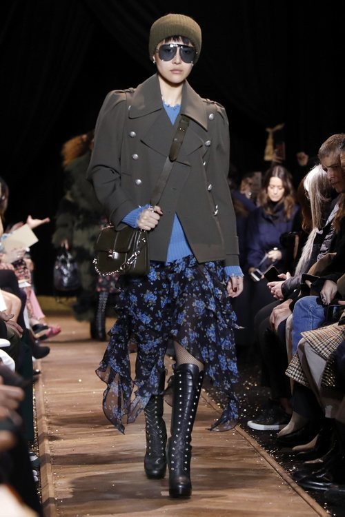 Falda midi de vuelo y botas altas negras de Michael Kors en la New York Fashion Week 2019